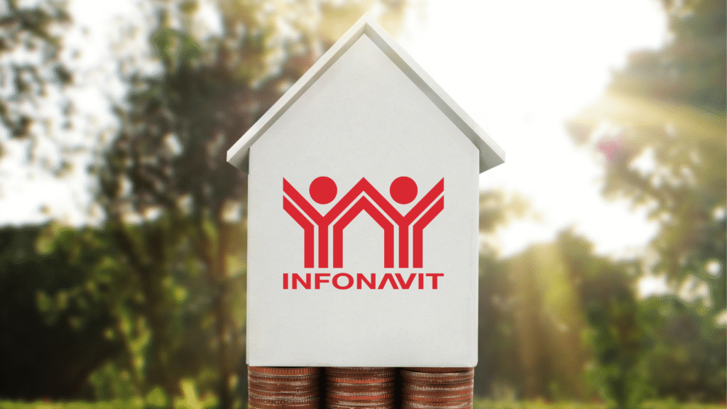 Manos sosteniendo un escudo para representar seguridad inmobiliaria y protección al revisar propiedades.