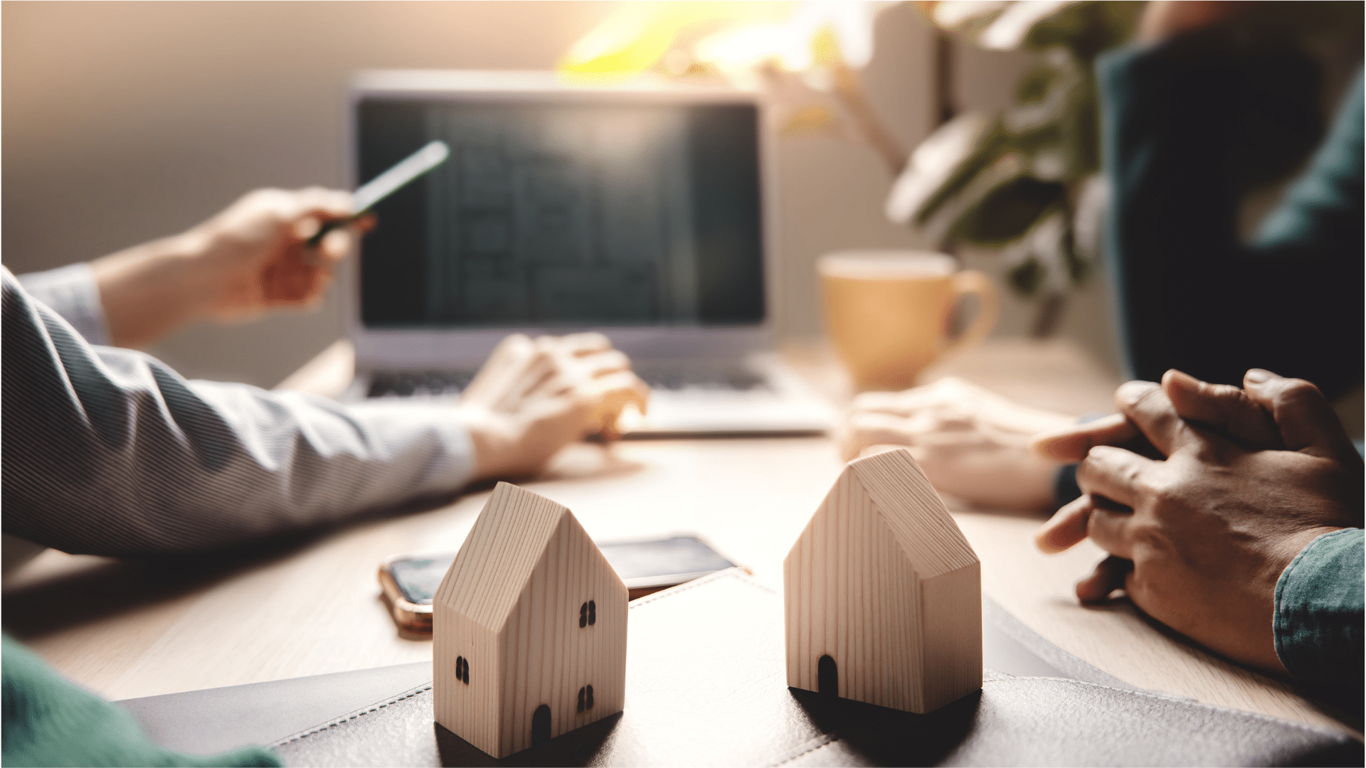 Persona revisando documentos relacionados con trámites inmobiliarios en México.