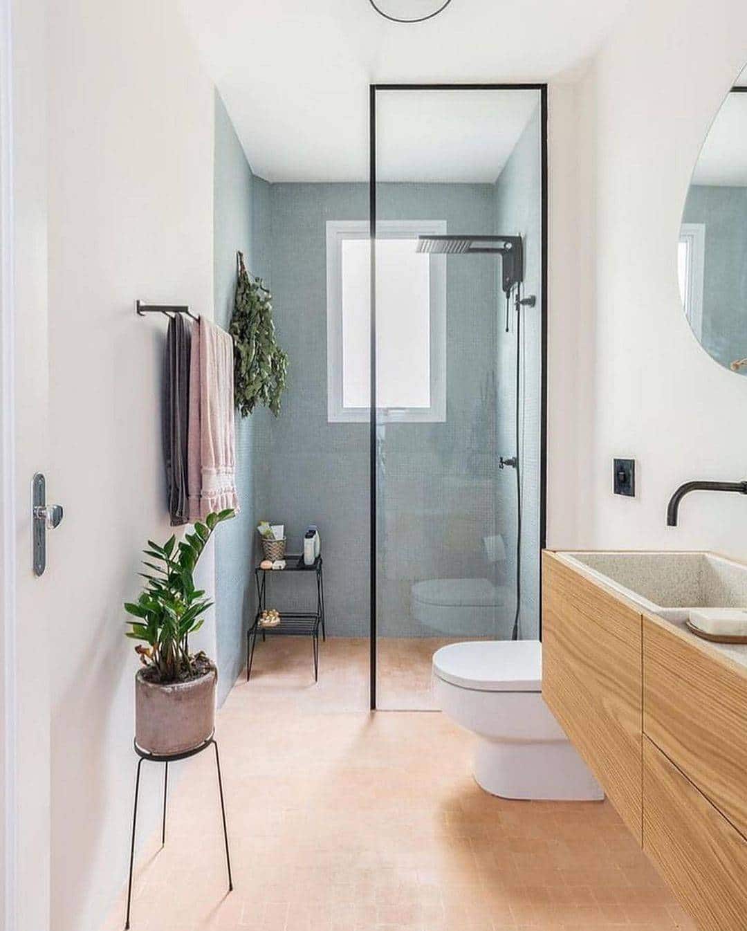 bano-moderno-con-mueble-de-madera-suspendido-macetero-con-planta-y-ducha-a-ras-de-suelo-de-instagram_48c21f61_1080x1346