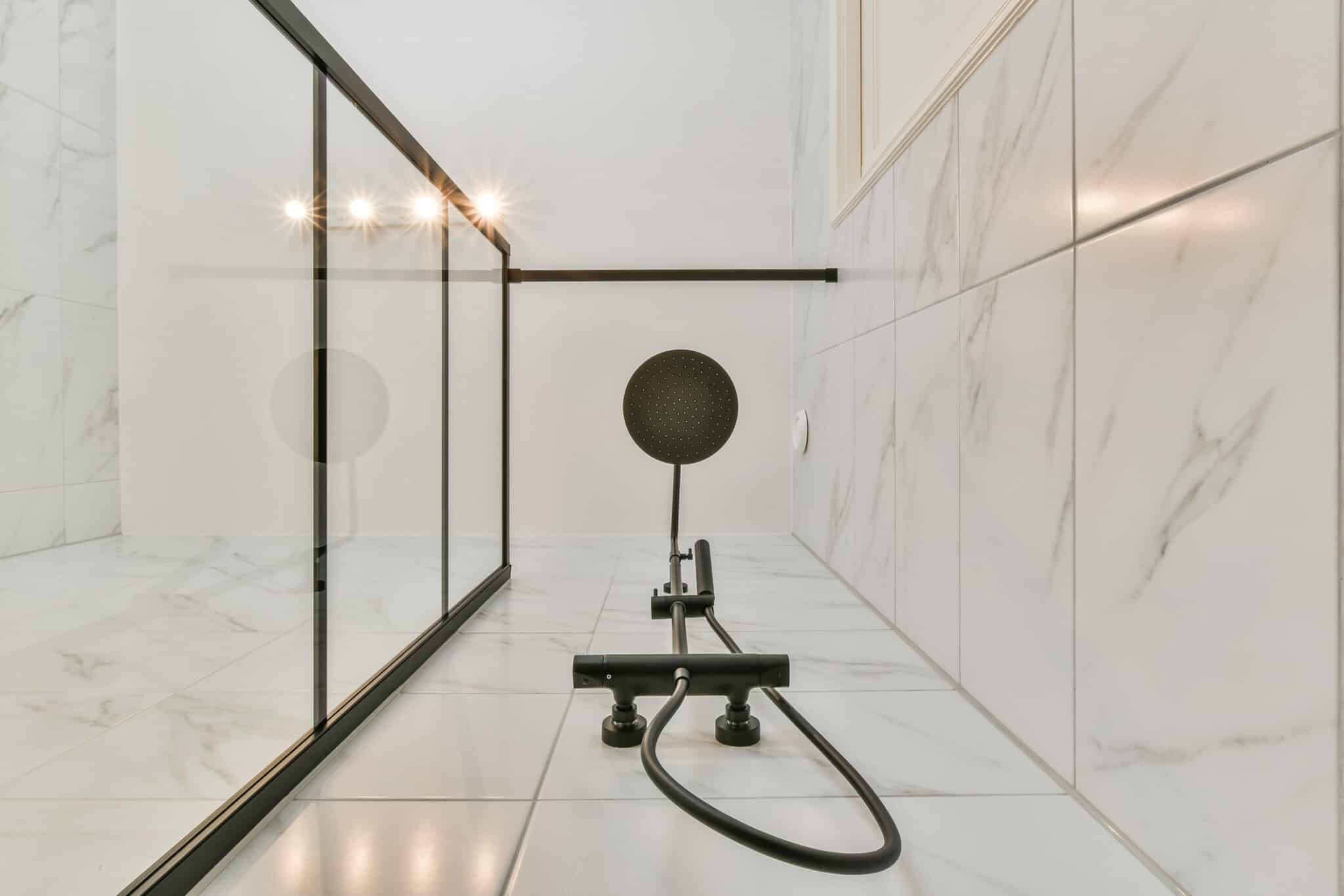 Diseños-de-baños-pequeños-modernos-con-ducha Baños pequeños modernos: regadera