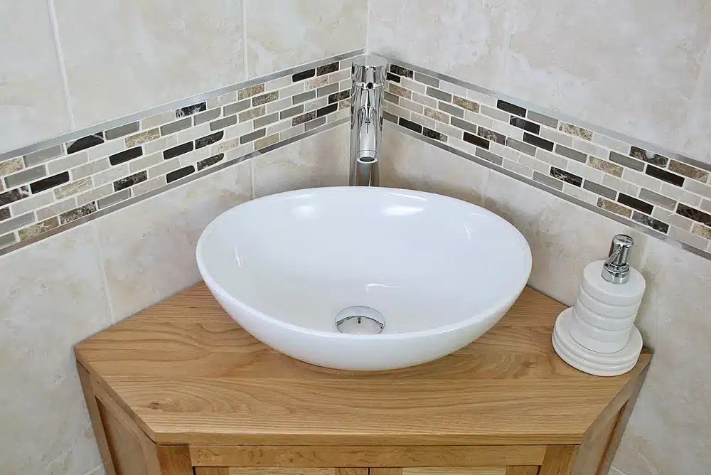 Diseños-de-baños-pequeños-modernos-con-ducha Maximizando cada centímetro en diseño y funcionalidad