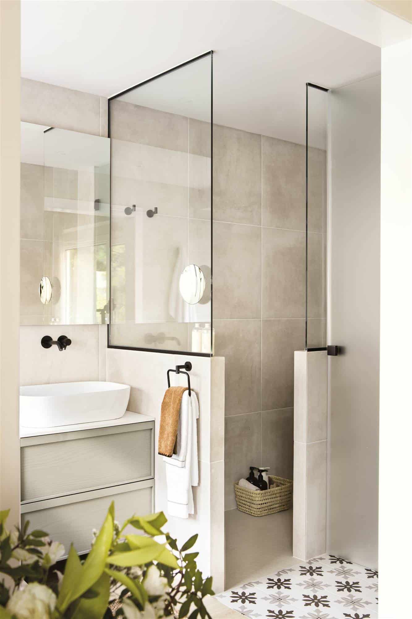 bano-pequeno-con-ducha-con-murete-y-mampara-00547270_5992a166_1333x2000