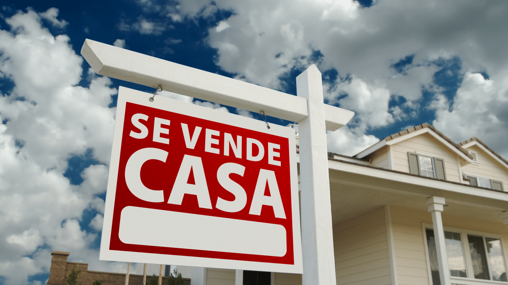 Agente inmobiliaria mostrando una propiedad a una pareja durante una visita.