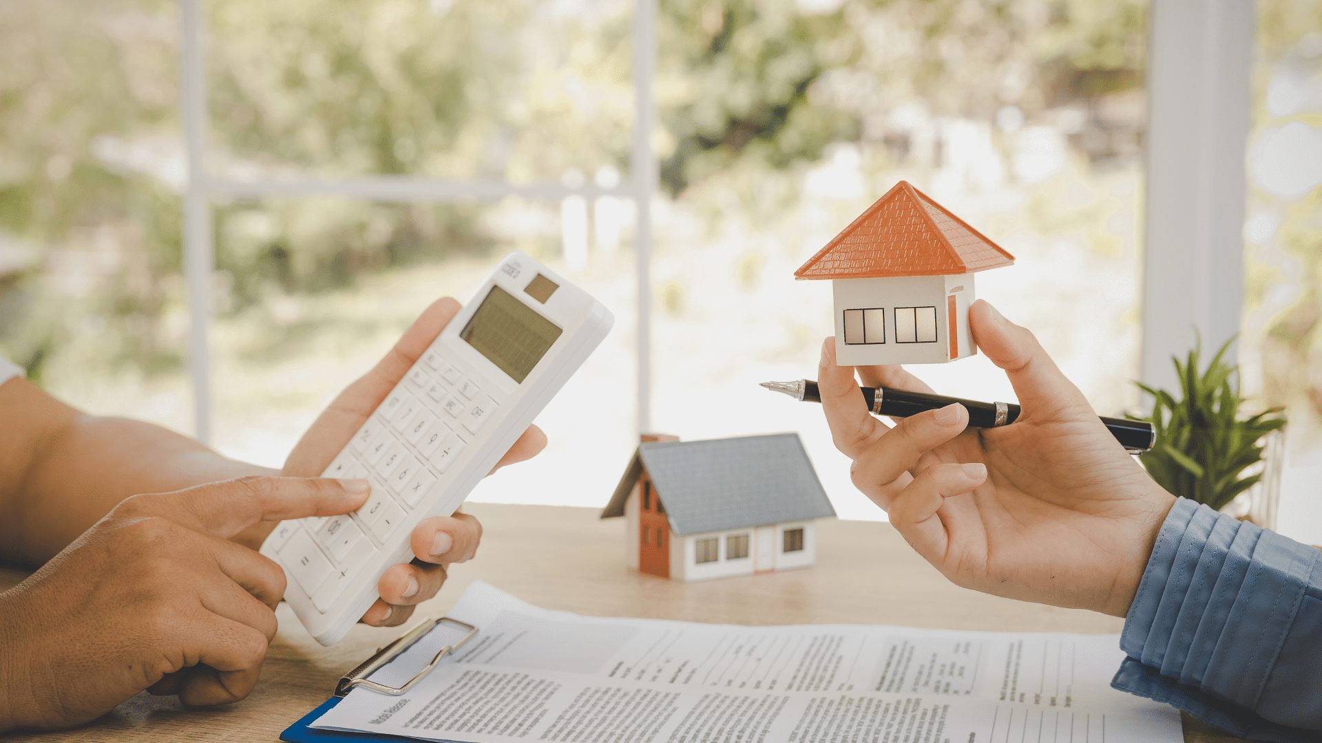 Persona frente a símbolos de dinero y preguntas para representar dudas sobre créditos bancarios inmobiliarios.