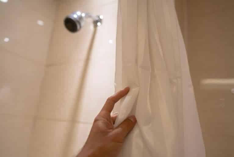 como-limpiar-las-cortinas-del-bano